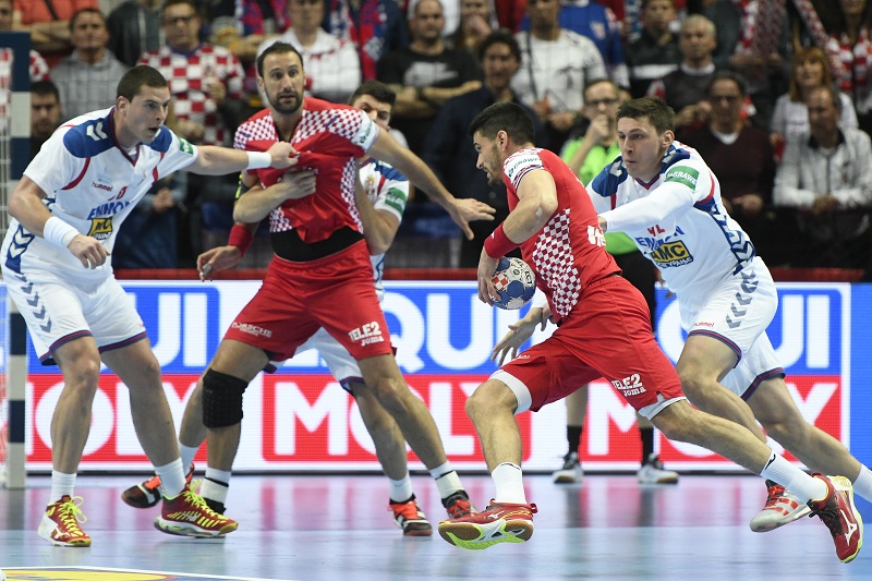 Хрватска победила Исланд и оставила Србију у игри